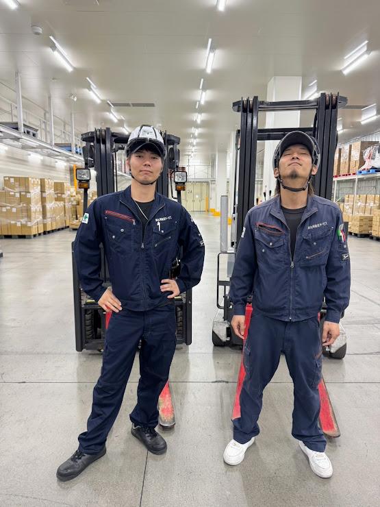 フォークリフトでコンテナ移動
